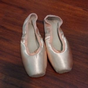 Point shoes